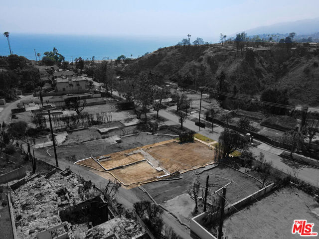 582 Radcliffe Avenue, Pacific Palisades CA: https://media.crmls.org/mediaz/3d214ff5-d558-4b5b-909d-e546a64e088d.jpg
