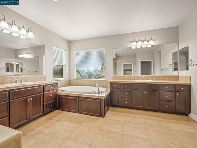 929 Painted Shore Court, Oakley CA: https://media.crmls.org/mediaz/3d21cac6-1c1b-4e21-9713-3c53b93213fe.jpg