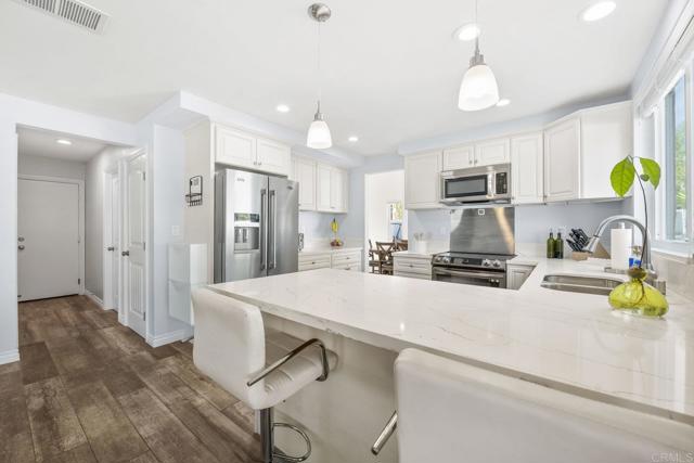 4867 Seascape Drive, Oceanside CA: https://media.crmls.org/mediaz/3d21cfeb-04f2-41f9-b6a0-d26f9a182817.jpg