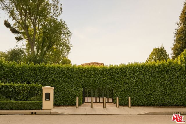 4009 Valley Meadow Road, Encino CA: https://media.crmls.org/mediaz/3d22f162-7fad-4ef2-a3c0-db606bb480d9.jpg