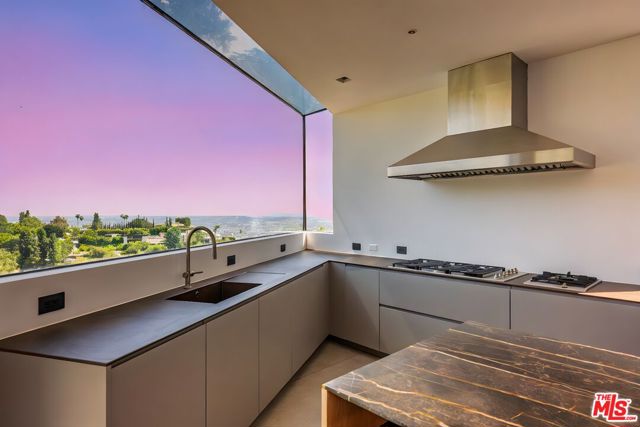 9277 Thrush Way, Los Angeles CA: https://media.crmls.org/mediaz/3d2303e9-9dc2-46d8-bb2b-b03922870ff8.jpg