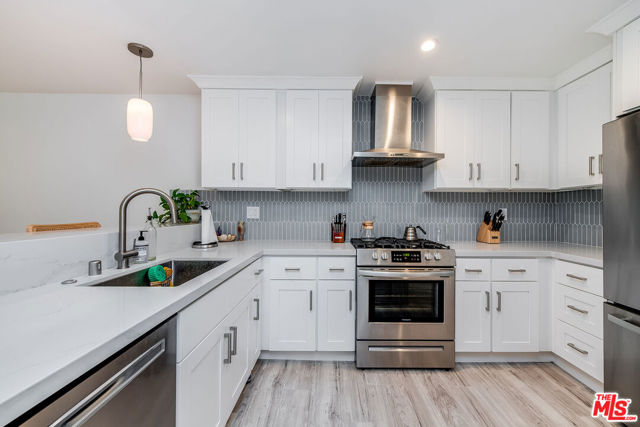 16 Quarterdeck Street, Marina del Rey CA: https://media.crmls.org/mediaz/3d236f06-4697-4699-ade2-3b9ac777c1b7.jpg