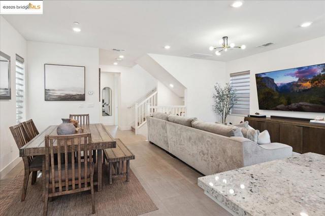 2712 Via Vicenza, San Ramon CA: https://media.crmls.org/mediaz/3d23c417-b6ae-44f0-8439-5c2a62044a16.jpg