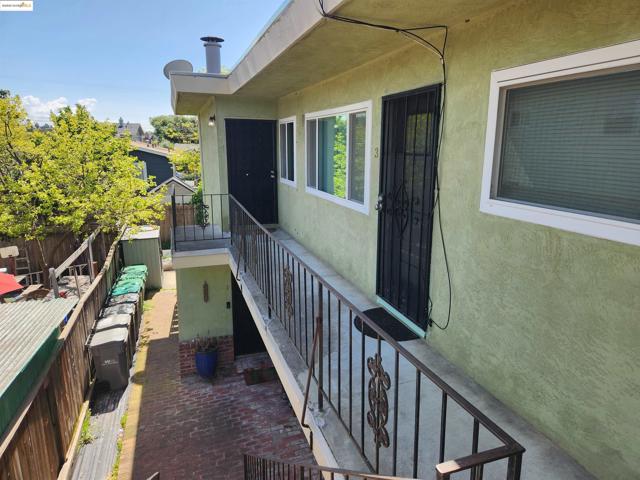 2724 Octavia St, Oakland CA: https://media.crmls.org/mediaz/3d2628a9-ae3f-4400-8f67-80d42efadc44.jpg