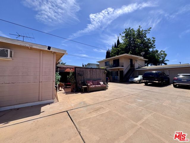3704 W 111th Place, Inglewood CA: https://media.crmls.org/mediaz/3d263dd2-61fa-4ddf-8fde-b0486487c72b.jpg