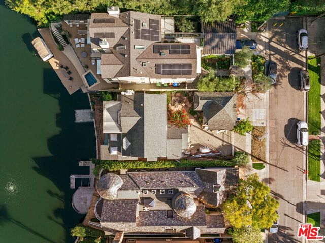 10037 Valley Spring Lane, Toluca Lake CA: https://media.crmls.org/mediaz/3d26777f-fade-4cae-9bc6-a90543c0bd2a.jpg
