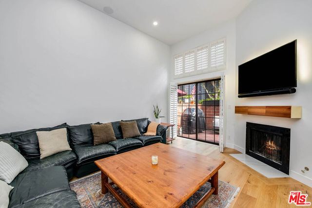 5731 Topanga Canyon Boulevard, Woodland Hills CA: https://media.crmls.org/mediaz/3d26aec5-b4d1-4489-99ab-46a9793d05c7.jpg