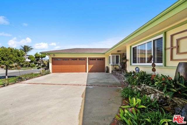 5550 W 63rd Street, Los Angeles CA: https://media.crmls.org/mediaz/3d2746a0-fe0a-438b-9b8f-6fb54c2820a7.jpg