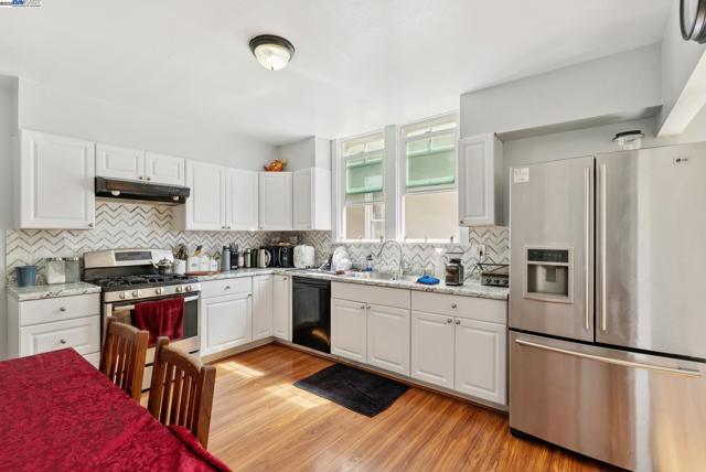 1706 Fairview St, Berkeley CA: https://media.crmls.org/mediaz/3d27bf0d-9540-4920-bc93-cc5e3d6f49c4.jpg