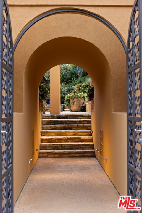 Image 36 of 40 For 2719 Benedict Canyon Drive