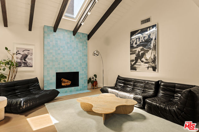 4841 Don Pio Drive, Woodland Hills CA: https://media.crmls.org/mediaz/3d286999-dabc-4e45-ac4a-b90019cb6ff7.jpg