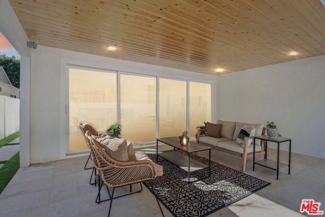 4656 Greenbush Avenue, Sherman Oaks CA: https://media.crmls.org/mediaz/3d28c2a8-6773-4086-86bb-ab50de3ea7ac.jpg