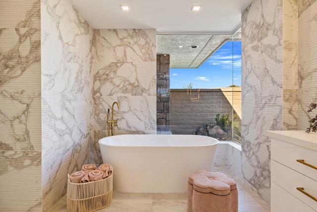 9 Regency Drive, Rancho Mirage CA: https://media.crmls.org/mediaz/3d2932c4-177c-4b50-8714-a503d191f02b.jpg