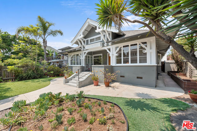 45 Breeze Avenue, Venice CA: https://media.crmls.org/mediaz/3d298433-74fe-41fd-8336-41d5ff70b73f.jpg