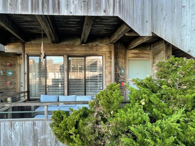 1 Surf Way, Monterey CA: https://media.crmls.org/mediaz/3d2aad95-2bfd-44d1-8110-50b74db3a95b.jpg