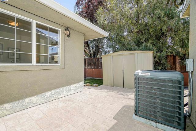17526 Parker Rd, Castro Valley CA: https://media.crmls.org/mediaz/3d2abfe5-c2ca-43e9-bcc3-3e920a809612.jpg