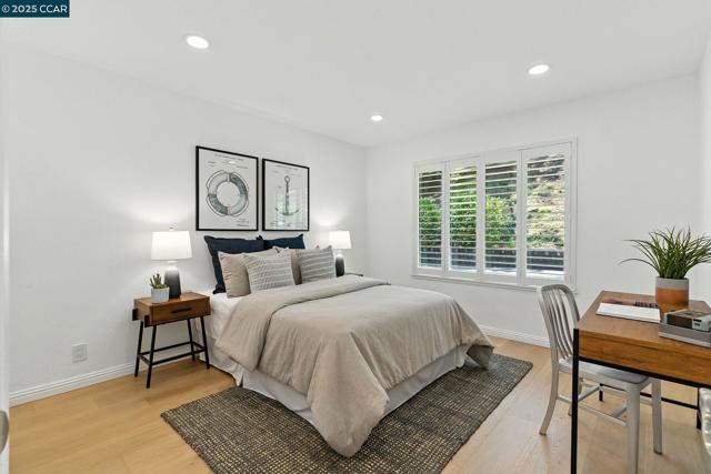 1725 Spyglass Ln, Moraga CA: https://media.crmls.org/mediaz/3d2b7169-5695-4c9a-8455-2573285dbf33.jpg