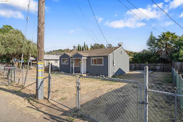 4040 Ellis Rd, Martinez CA: https://media.crmls.org/mediaz/3d2b724a-0213-41d0-b265-34360c5634ef.jpg