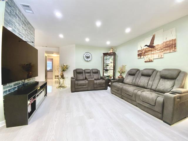 46762 Winema Cmn, Fremont CA: https://media.crmls.org/mediaz/3d2b84cf-d36b-4d73-b507-d1bb23b13cf1.jpg