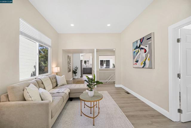 767 47Th St, Oakland CA: https://media.crmls.org/mediaz/3d2ba757-5704-4785-b9e3-1029faa07b8f.jpg
