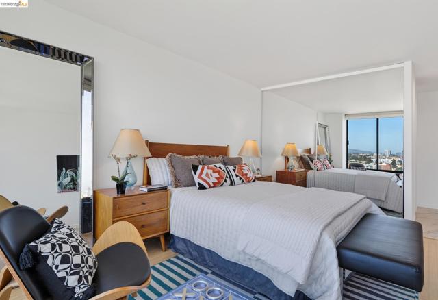 565 Bellevue Ave, Oakland CA: https://media.crmls.org/mediaz/3d2d4e58-5aeb-4f9e-afb1-1d6b3f08356f.jpg