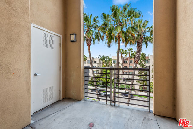 5831 Seawalk Drive, Playa Vista CA: https://media.crmls.org/mediaz/3d2ecbde-2c07-4b2b-b15d-d751a6d28539.jpg