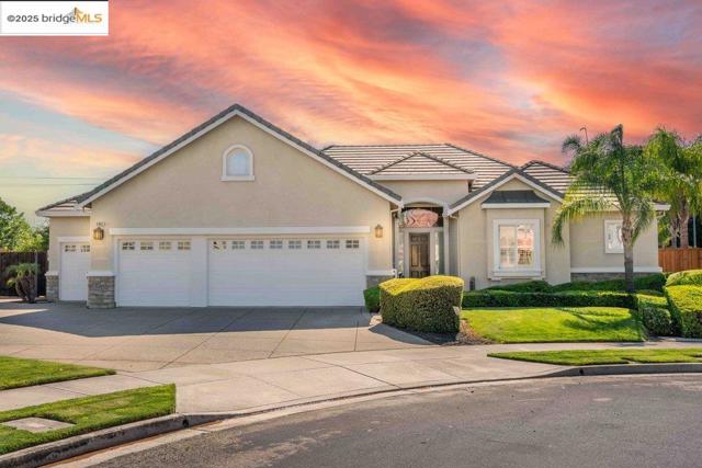 2981 Atherton Pl, Brentwood CA: https://media.crmls.org/mediaz/3d2ed65f-05ba-4e2b-a011-3d028bf04d52.jpg