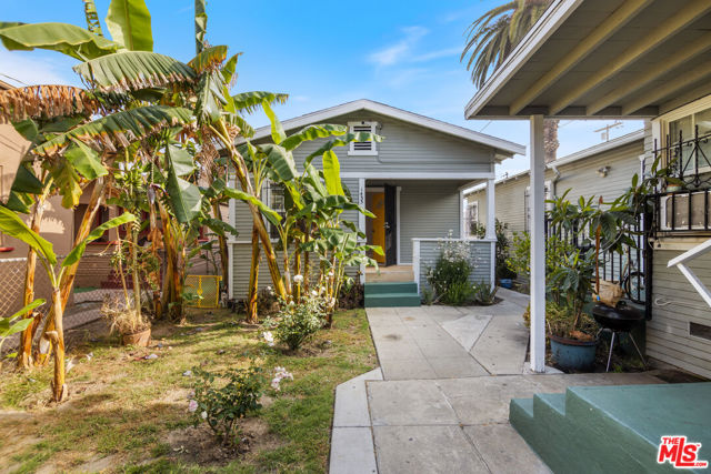 1451 W 37th Drive, Los Angeles CA: https://media.crmls.org/mediaz/3d2f54e4-2f5a-47b2-b185-85419e12b04d.jpg