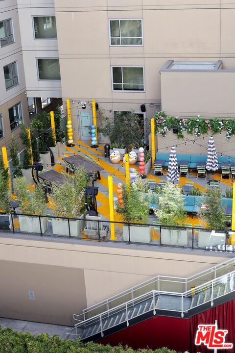 6250 Hollywood Boulevard, Los Angeles CA: https://media.crmls.org/mediaz/3d309f7b-04f5-4c23-94ba-b8ad76e50577.jpg