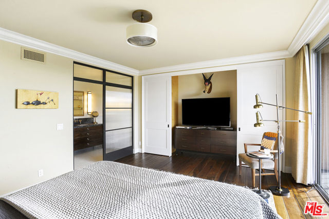 100 S Doheny Drive, Los Angeles CA: https://media.crmls.org/mediaz/3d311823-87eb-4131-a40d-3016b1571c35.jpg