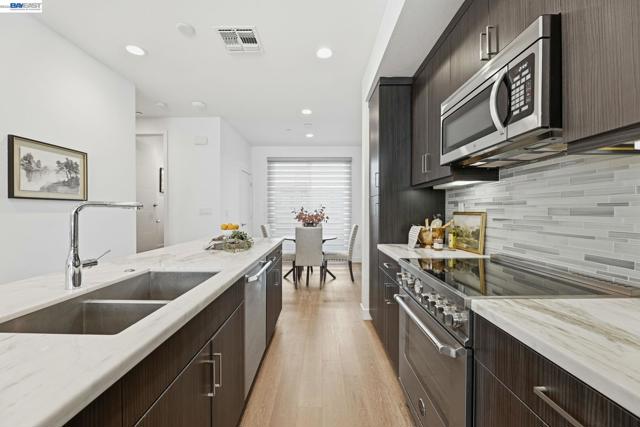 931 Edy Ln, Oakland CA: https://media.crmls.org/mediaz/3d3255f1-c4d7-4060-83be-619f88acc427.jpg