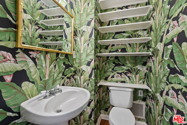924 S Orange Grove Avenue, Los Angeles CA: https://media.crmls.org/mediaz/3d32a798-b79b-4261-accc-77d2f9dc4fdf.jpg