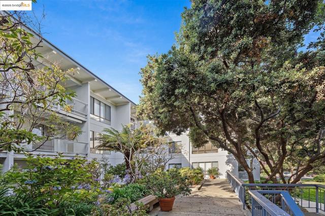 7 Commodore DR, Emeryville CA: https://media.crmls.org/mediaz/3d32abd5-9cfd-4f3a-bc8d-81c2cb900d1d.jpg