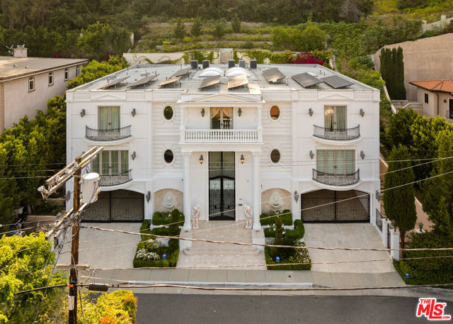 1455 Robmar Drive, Beverly Hills CA: https://media.crmls.org/mediaz/3d338687-b5a0-4e9a-bbda-aa90f2420ef8.jpg