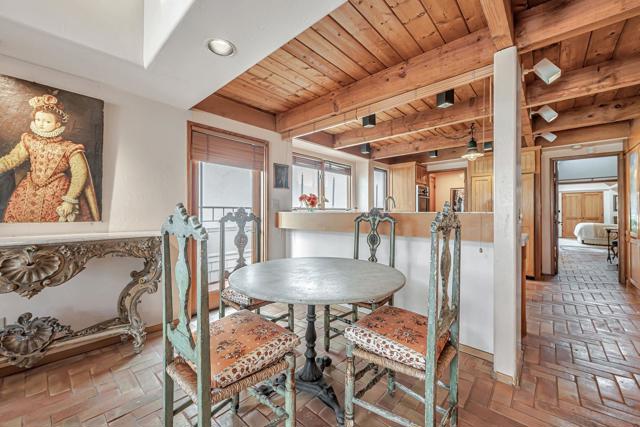 2210 Avenida De La Playa, La Jolla CA: https://media.crmls.org/mediaz/3d34aba6-a430-4a96-9138-2e1d043d6736.jpg
