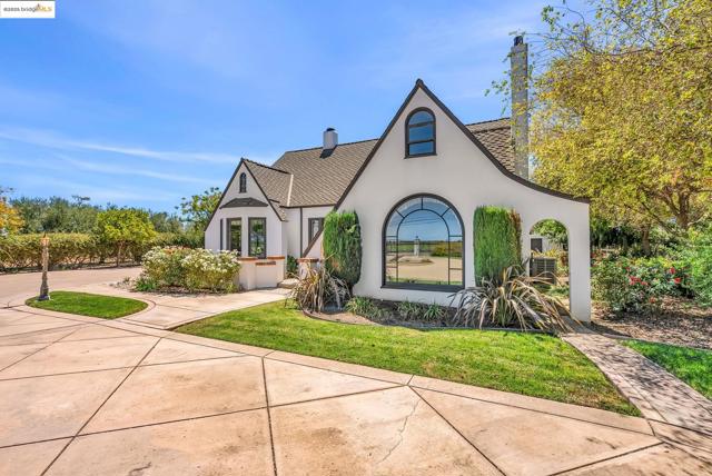 11081 BRENTWOOD BLVD., Brentwood CA: https://media.crmls.org/mediaz/3d34baa2-6a9b-404c-8bfa-0dc38cca5d89.jpg