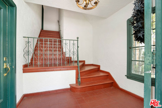 135 N Orange Drive, Los Angeles CA: https://media.crmls.org/mediaz/3d34d3d2-afc9-4948-8d5c-da0e79fe4e81.jpg