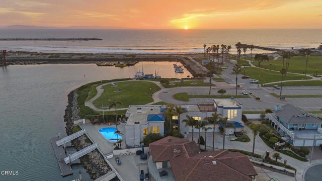 3097 Bayshore Avenue, Ventura CA: https://media.crmls.org/mediaz/3d34fc80-b1c2-4d01-b6bd-fe33e0421722.jpg