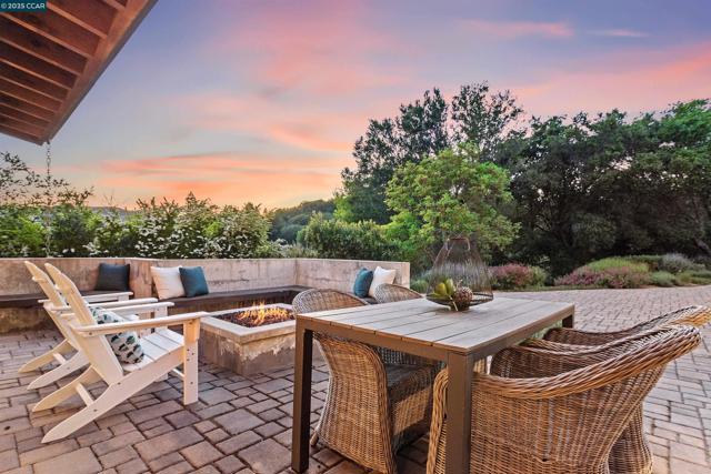 53 Tara Rd, Orinda CA: https://media.crmls.org/mediaz/3d350c3a-3595-46bf-b7c5-38f5f6f0863b.jpg