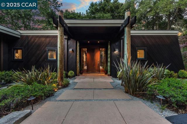 39 El Toyonal, Orinda CA: https://media.crmls.org/mediaz/3d353197-fed6-482d-91c2-72200241c571.jpg