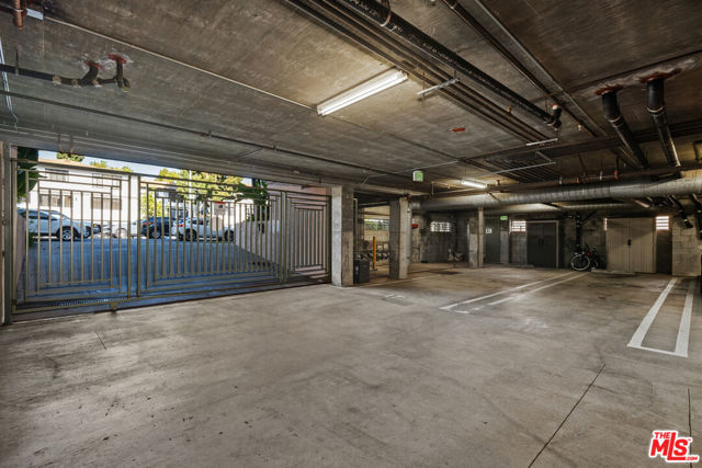 2111 S Beverly Glen Boulevard, Los Angeles CA: https://media.crmls.org/mediaz/3d35a9cb-47c3-42b2-863d-6a462e0764e0.jpg