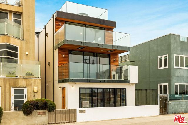 2205 Ocean Front Walk, Venice CA: https://media.crmls.org/mediaz/3d36cb1c-ae2e-4c21-b769-ffff3fd96985.jpg