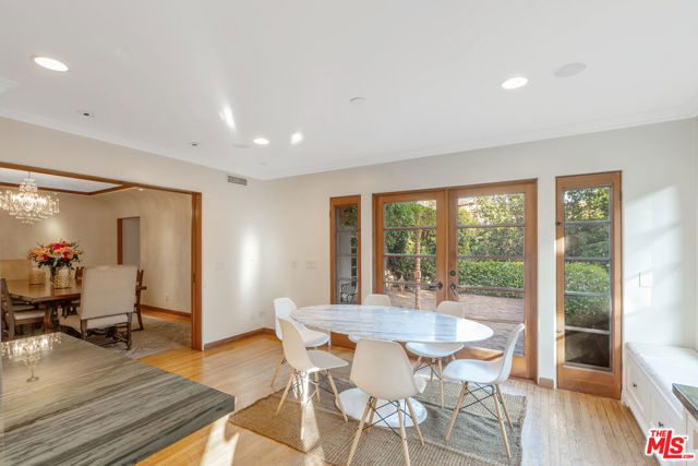 221 S Beverly Glen Boulevard, Los Angeles CA: https://media.crmls.org/mediaz/3d381285-203f-4bea-aa8f-7b555409af2e.jpg