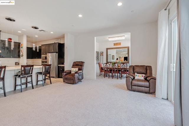 2281 Garden Farms Ave, Lathrop CA: https://media.crmls.org/mediaz/3d3855d7-7fe0-46f8-9d2a-e0fdba791035.jpg