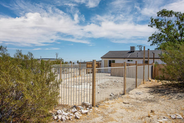 7382 Olympic Road, Joshua Tree CA: https://media.crmls.org/mediaz/3d3968ea-0401-40d4-8785-d2f855c810bb.jpg