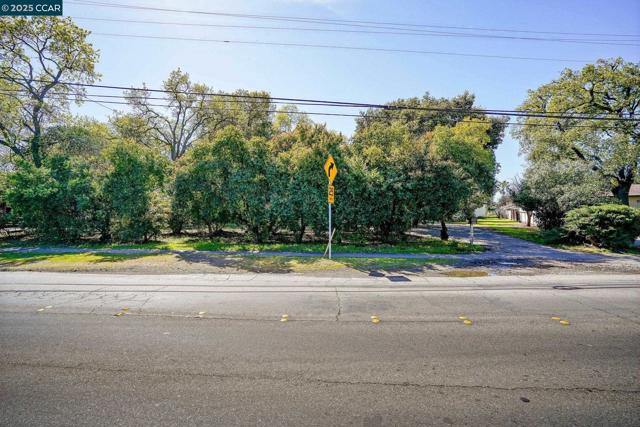1561 Farm Bureau Rd, Concord CA: https://media.crmls.org/mediaz/3d39ae59-2ff5-4a51-9de6-6655d5a59d61.jpg