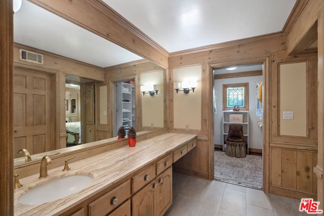 1610 N Beverly Drive, Beverly Hills CA: https://media.crmls.org/mediaz/3d3ae963-80b4-4bc4-8868-3c2677ef59b9.jpg