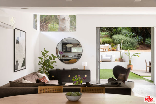 864 Sanborn Avenue, Los Angeles CA: https://media.crmls.org/mediaz/3d3b5b36-9fb0-4339-bbfc-808367784444.jpg
