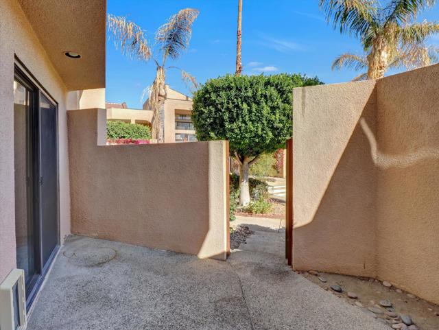 426 Village W Square, Palm Springs CA: https://media.crmls.org/mediaz/3d3c00ee-81aa-4a80-9e03-47f9bab1b29b.jpg