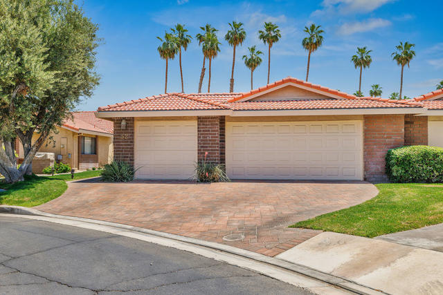 32 Presidio Place, Palm Desert CA: https://media.crmls.org/mediaz/3d3ea007-83d3-4ba4-8114-215781118483.jpg